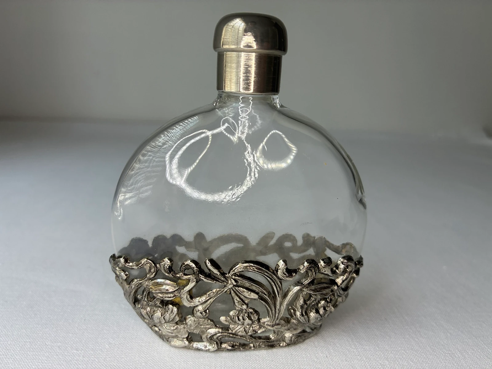 Sierlijk vintage parfumflesje met bloemendetails